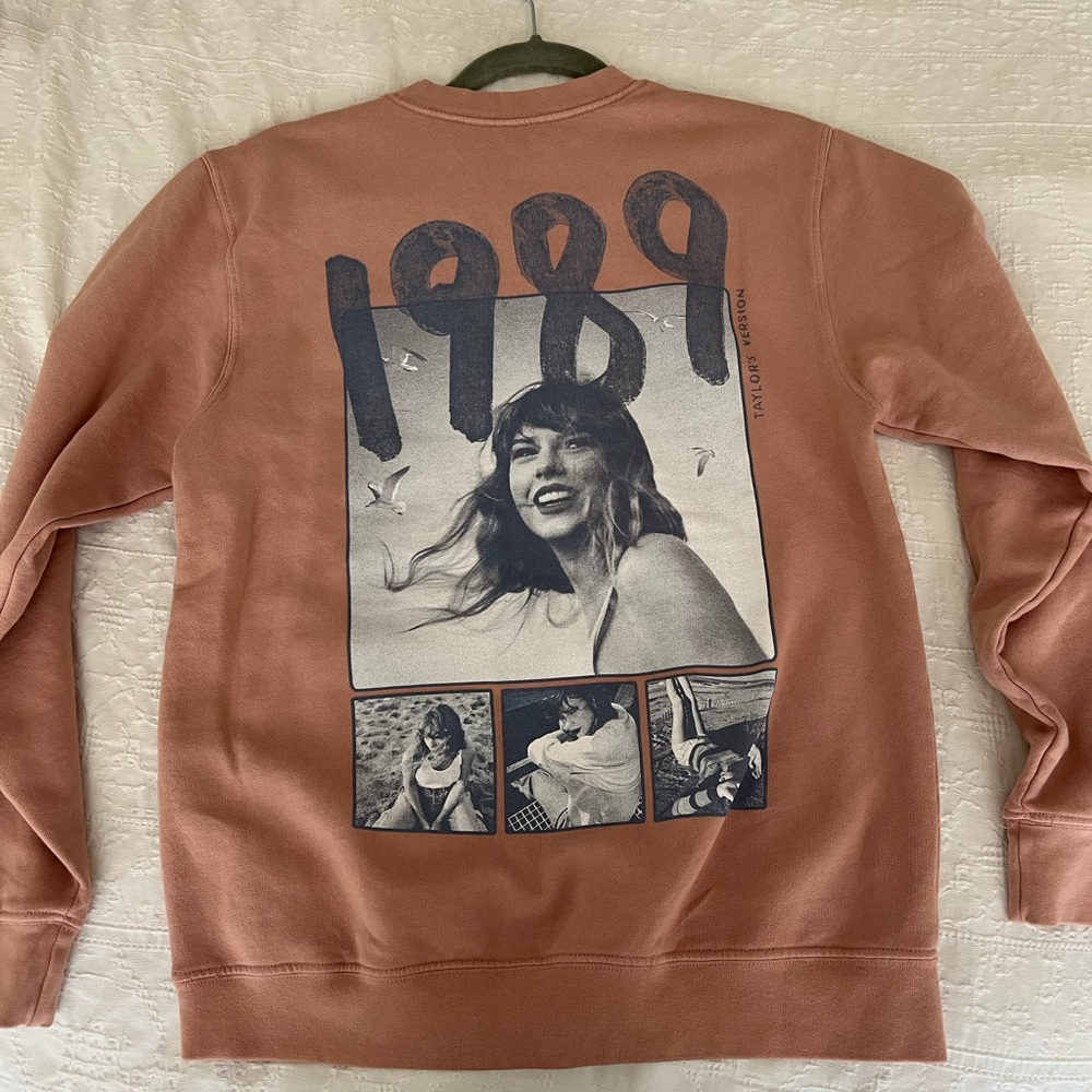 Taylor Swift 1989 sweatshirt.